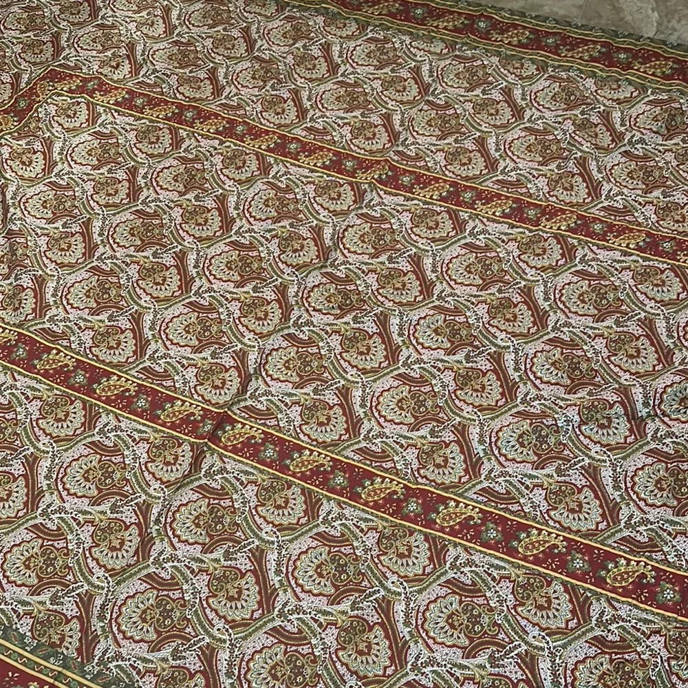 Williams Sonoma 100% cotton beautiful Elegant Paisley Patterned tablecloth